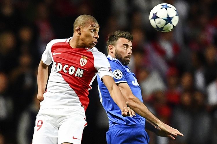 Kylian Mbappe (kiri) melakoni duel udara dengan Andrea Barzagli saat AS Monaco melawan Juventus pada partai pertama semifinal Liga Champions di Stade Louis II, Rabu (3/5/2017).