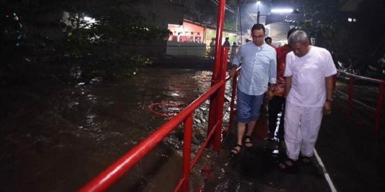 Gubernur DKI Jakarta Anies Baswedan mengecek kondisi banjir di salah satu wilayah yang ada di Ibu Kota