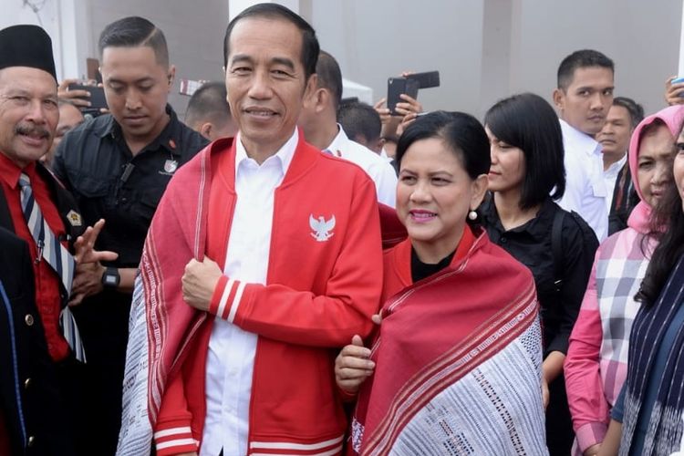 Presiden Joko Widodo dan Ibu Negara Iriana membeli jaket dari bahan kain ulos saat mengunjungi lokasi Salib Kasih Kota Tarutung, Kabupaten Tapanuli Utara, Provinsi Sumatra Utara, Selasa (30/7/2019). 