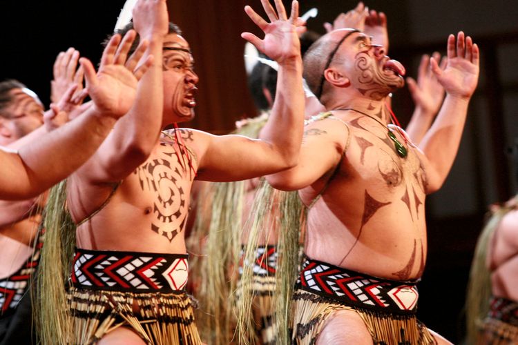 Tarian haka, yang merupakan tarian perang suku Maori, Selandia Baru, bertujuan menggetarkan nyali lawan.