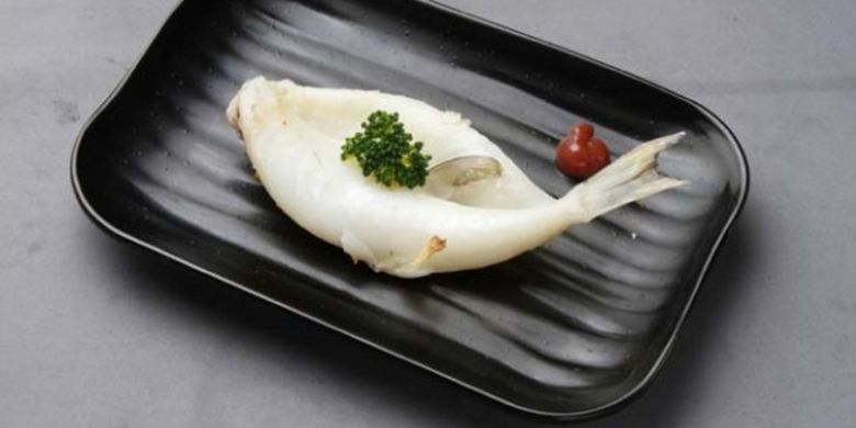 Fugu panggang (400 yen) yang terasa lembut. Enak baik disantap langsung atau diberi saus plum
