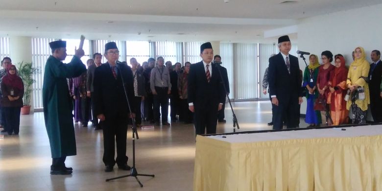 Tiga penasihat Komisi Pemberantasan Korupsi (KPK) yaitu Budi Santoso, Mohammad Tsani Annafari, serta Sarwono Sutikno saat prosesi pengambilan sumpah jabatan, Jakarta, Kamis (6/7/2017).
