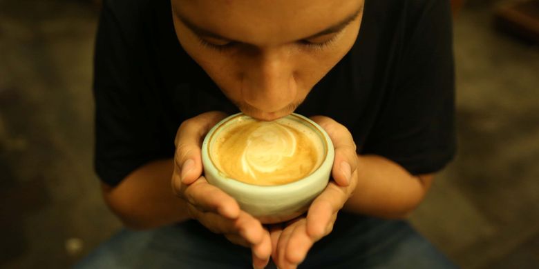 Menyecap expresso dengan cangkir kramik handmade tanpa gagang, di Coffee Shop No 27, Yogjakarta, Minggu (6/8/2017).