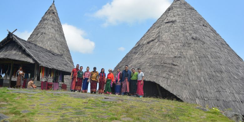 Para Dosen Universitas Bina Nusantara Jakarta, Oktober 2018 lalu mengabadikan kunjungan mereka di perkampungan tradisional Todo di Flores, NTT, dengan latar belakang Mbaru Niang Todo.