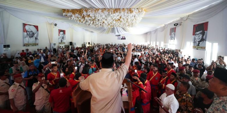 Calon presiden nomor urut 02 Prabowo Subianto saat berkampanye di depan ratusan masyarakat Blora, Jawa Tengah, Kamis (14/2/2019).