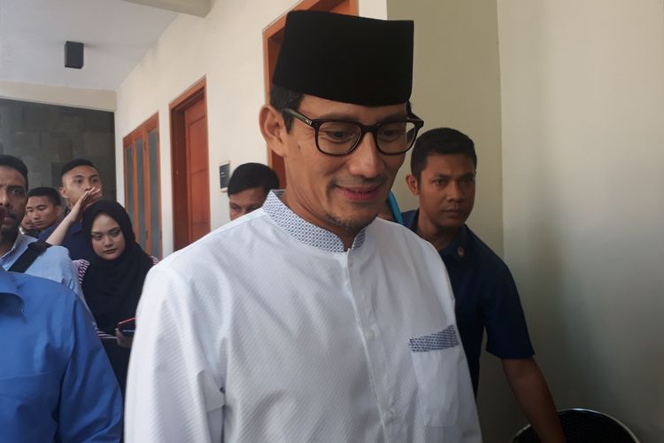 Calon wakil presiden nomor urut 02, Sandiaga Salahuddin Uno, saat takziah di rumah salah satu petugas KPPS di Jalan Ngagel Jaya Utara, Surabaya, Rabu (15/5/2019).