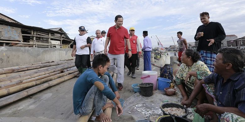 Wali Kota Semarang Hendrar Prihadi sedang berkunjung ke perkampungan nelayan di Kota Semarang