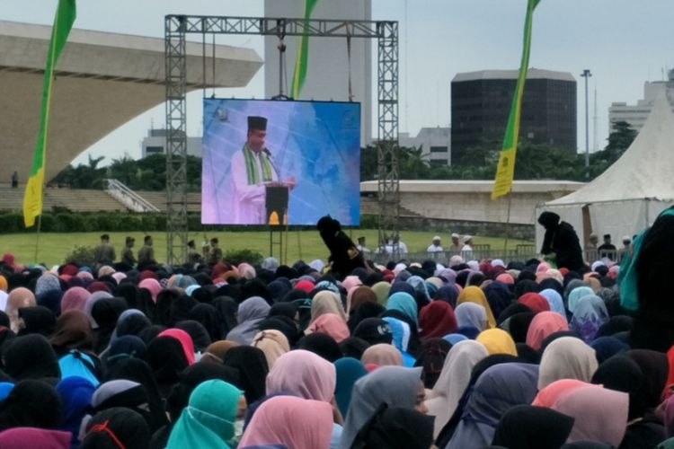 Gubernur DKI Jakarta Anies Baswedan menghadiri acara Maulid Akbar Nabi Muhammad SAW 1439 H Majelis Rasulullah SAW yang digelar di Monumen Nasional (Monas), Jakarta Pusat, Jumat (1/11/2017).