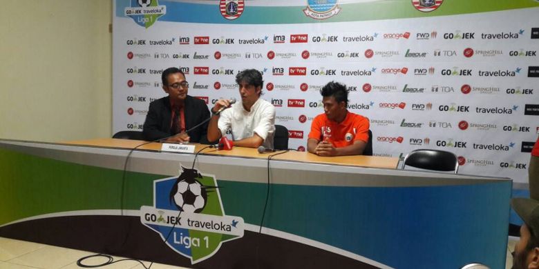 Pelatih Persija Jakarta, Stefano Cugurra (tengah), serta gelandang Sandi Sute (kanan), memberikan keterangan pers usai timnya ditahan 1-1 oleh Barito Putera pada pertandingan Liga 1 di Stadion Patriot, Bekasi, Sabtu (22/4/2017).