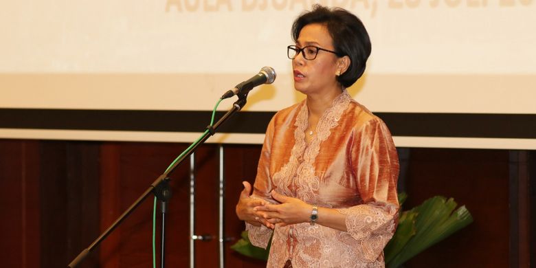 Menteri Keuangan Sri Mulyani Indrawati memberikan pengarahan saat pelantikan pejabat eselon satu Kementerian Keuangan di Jakarta, Jumat (28/7/2017). Menteri Keuangan Sri Mulyani Indrawati mengangkat pimpinan tinggi madya yakni Luky Alfirman sebagai Staf Ahli Bidang Kebijakan Penerimaan Negara menggantikan Astera Primanto Bhakti, dan Arif Baharudin sebagai Staf Ahli Bidang Kebijakan dan Regulasi Bidang Keuangan dan Pasar Modal menggantikan Isa Rachmatawarta. 