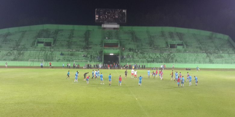 Arema FC saat latihan malam untuk menghadapi pertandingan Grup E Piala Presiden 2018 di Stadion Gajayana, Kota Malang, Rabu (17/1/2018) 