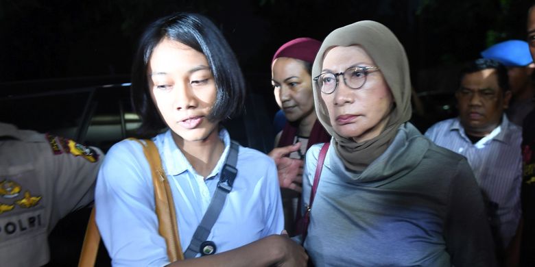Aktivis Ratna Sarumpaet (kanan) tiba di Mapolda Metro Jaya untuk menjalani pemeriksaan di Jakarta, Kamis (4/10/2018). Pelaku penyebaran berita bohong atau hoax itu ditangkap oleh pihak kepolisian di Bandara Soekarno Hatta saat akan pergi keluar negeri.