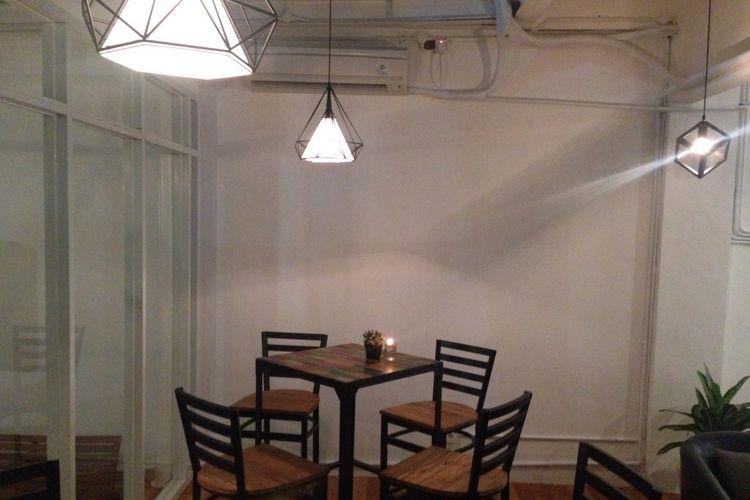 Salah sudut interior yang ada di Nampan Bistro. Terlihat desain lampu minimalis klasik terpasang pada atap ruangan di lantai dua.