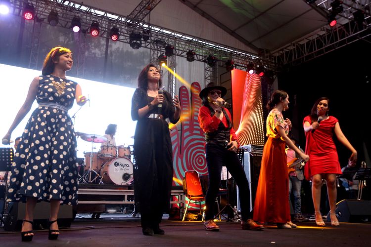 Andy /rif (tengah) tampil bersama Hello Dangdut pada hari kedua Syncronize Fest 2017 di Gambir Expo Kemayoran, Jakarta, Sabtu (7/10/2017). Festival musik yang berlangsung hingga Minggu (8/10/2017) tersebut menampilkan beberapa musisi di antaranya ada Bangkutaman, Jason Ranti, Adhitya Sofyan, Float, Pee Wee Gaskins, Indische Party, dan Hello Dangdut.