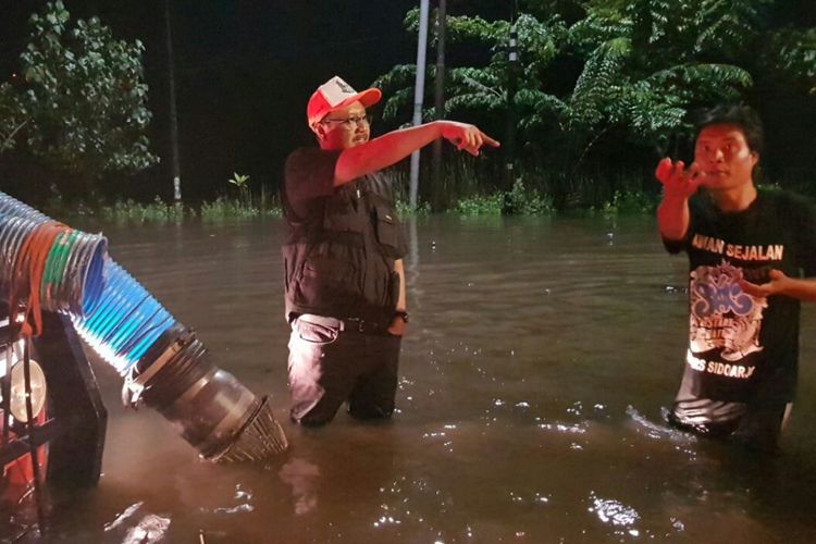 Gus Ipul tinjau banjir Porong Sidoarjo