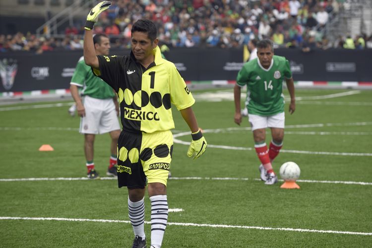Mantan penjaga gawang timnas Meksiko, Jorge Campos, melambaikan tangan sebelum pertandingan ekshibisi antara Meksiko dan Jerman untuk mengulang kisah Piala Dunia Meksiko 86 dan Piala Dunia Perancis 98 di Zocalo square, Mexico City, 9 Juli 2017.