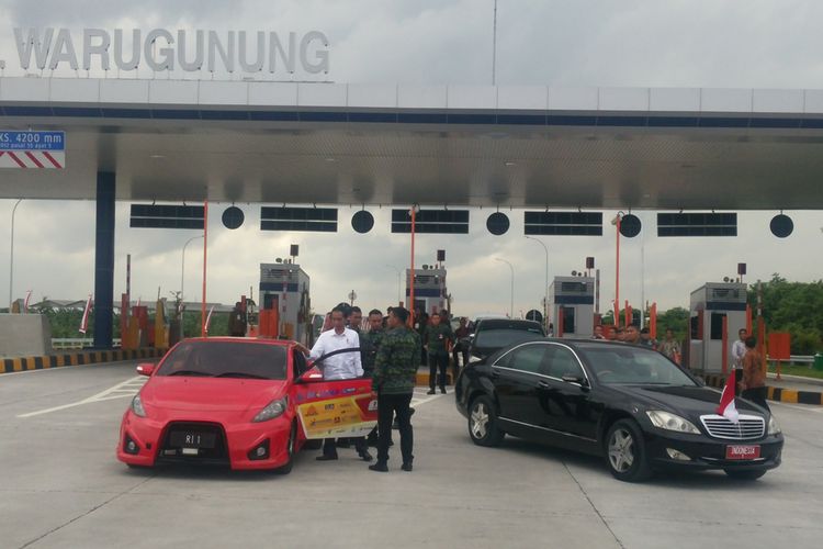 Presiden Jokowi menjajal mobil listrik ITS di Tol Sumo.