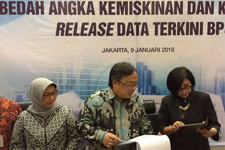 Kepala Bappenas Bambang Brodjonegoro bersama jajarannya mengumumkan hasil analisis penurunan angka kemiskinan dan kesenjangan dari data BPS awal tahun 2018 pada Selasa (9/1/2018). 