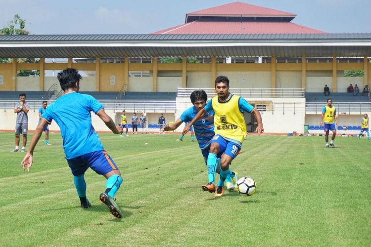 Pusamania Borneo FC saat menjalani latihan di Stadion Universitas Negeri Yogyakarta (UNY) 