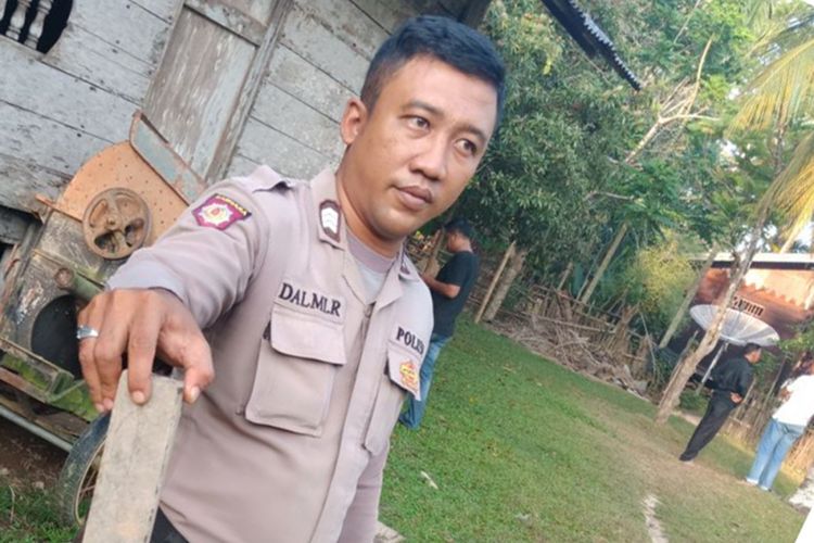 Polisi memperlihatkan kayu yang digunakan membunuh di Ramani (73) di Desa Baroh Bugeng, Kecamatan Nurussalam, Kabupaten Aceh Timur, Selasa (6/3/2018).