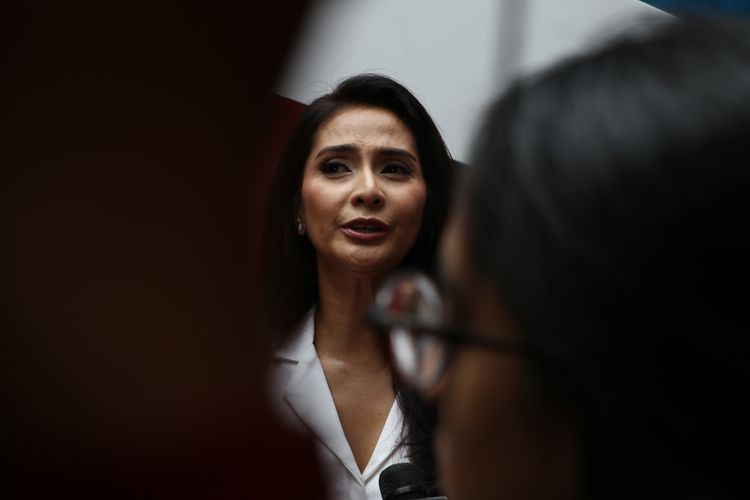 Maudy Koesnaedi, Brand Ambassador Natur-E berbagi cerita seputar perawatan kulit yang dijalaninya. 