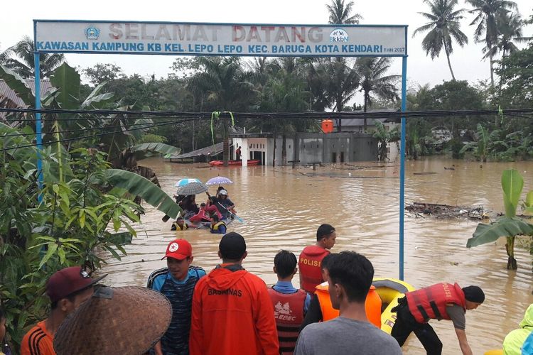 Sejumlah warga di Kelurahan Lepolepo, Kendari dievakuasi petugas Basarnas Kendari setelah rumah mereka terendam banjir akibat luapan Sungai Wanggu.