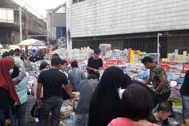 Kawasan Pasar Asemka, Jakarta Barat, diserbu pengunjung yang mencari perlengkapan sekolah, Sabtu (7/7/2018).