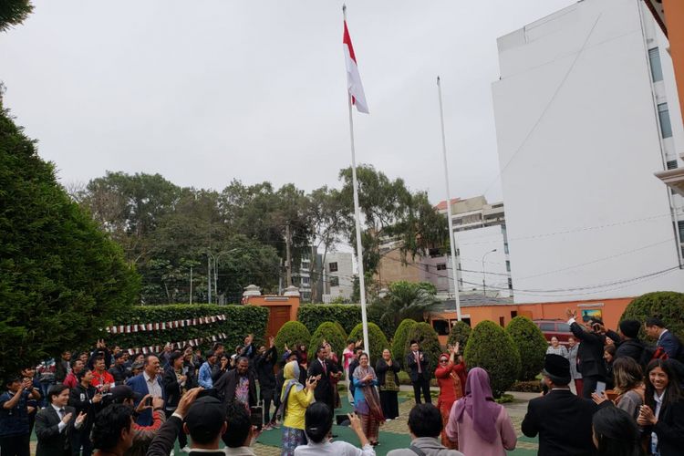 Tak kurang dari 125 masyarakat Indonesia mengikuti upacara peringatan HUT Kemerdekaan RI di KBRI Lima, Peru.