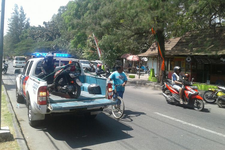Sepeda motor korban diangkut mobil polisi setelah ditabrak mobil Mercedez Benz di Jalan KS Tubun tepat di timur Mapolresta Surakarta, Kelurahan Manahan, Kecamatan Banjarsari, Solo, Jawa Tengah, Rabu (22/8/2018).