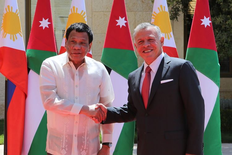 Dalam foto yang dirilis Istana Kerajaan Yordania 6 September 2018, menunjukkan Presiden Filipina Rodrigo Duterte (kiri) berjabat tangan dengan Raja Yordania Abdullah II di Amman.