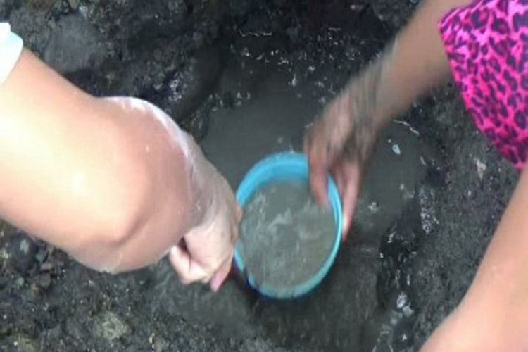 Krisis air bersih, warga Kecamatan Binuang, Polewali Mandar, Sulawesi Barat, menyeduh air sungai untuk minum dan memasak.