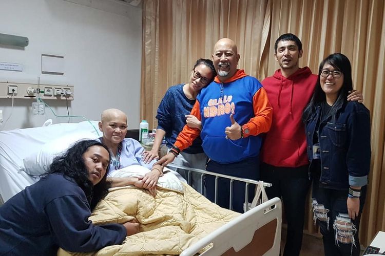 Istri Indro Warkop, Nita Nita Octobijanthy (kedua dari kiri), saat dirawat di rumah sakit karena menderita penyakit kanker paru-paru.
