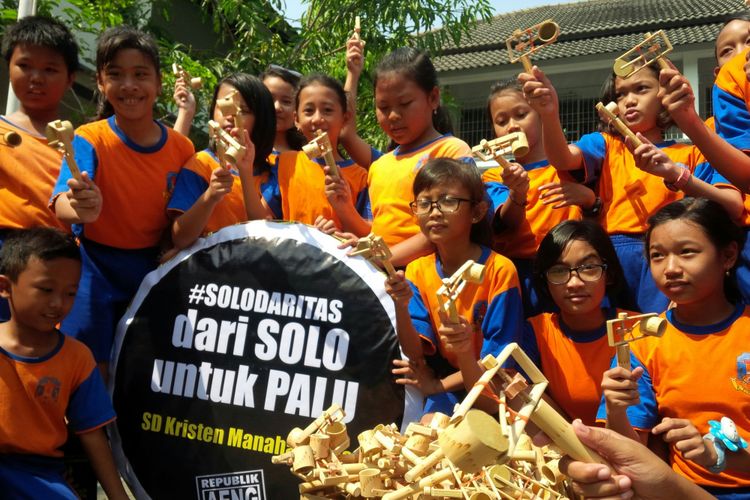 Siswa SD Kristen Manahan Solo, Jawa Tengah, menyumbang mainan tradisional othok-othok untuk anak-anak korban gempa dan tsunami Sulteng, Jumat (12/10/2018).