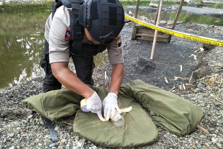 Petugas dari Satuan Brimob Detasemen Gegana Banyumas mempersiapkan pemusnahan ranjau darat yang ditemukan oleh penambang pasir di Kali Lowereng Desa Kelopogodo, Kecamatan Gombong, Kebumen, Jawa Tengah, Senin (5/11/2018).