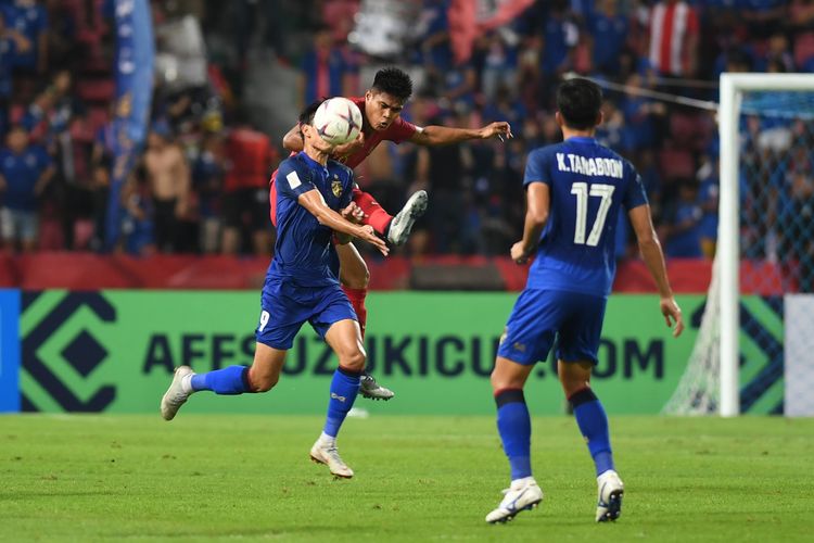Pesepak bola Indonesia Fachruddin (kanan) berebut bola dengan pesepak bola Thailand Adisak Kraisom (kiri) dalam laga lanjutan Piala AFF 2018 di Stadion Nasional Rajamangala, Bangkok, Thailand, Sabtu (17/11/2018). Indonesia dikalahkan tuan rumah Thailand dengan skor 4-2. 
