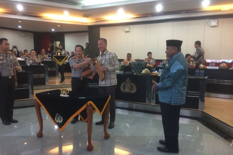 Polri dan Kementerian Sosial RI menandatangani nota kesepahaman (MoU) di Ruang Puldasis Rupatama, Mabes Polri, Jakarta Selatan, Jumat, (11/1/2019).