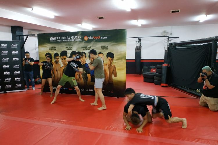 Sejumlah petarung ONE Championship mengikuti sesi latihan terbuka di Syena Martial Arts Center, Jakarta, Rabu (16/1/2019).