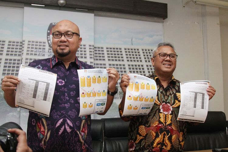 Ketua KPU Arief Budiman (kanan) bersama Komisioner KPU Ilham Saputra (kiri) menunjukkan berkas Caleg berstatus terpidana korupsi saat mengumumkan data terbaru nama calon legislatif (caleg) dengan status mantan terpidana korupsi yang berpartisipasi pada Pemilu 2019 di Gedung KPU, Jakarta, Selasa (19/2/2019). KPU kembali mengumumkan sebanyak 32 nama caleg dengan status mantan terpidana korupsi yang berpartisipasi pada Pemilu 2019. ANTARA FOTO/Reno Esnir/pd. *** Local Caption ***   
