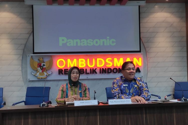 Komisioner Ombudsman Adrianus Meliala (kanan) dan Ninik Rahayu (kiri) dalam paparan survei di kantor Ombudsman, Jakarta, Selasa (5/3/2019) siang.