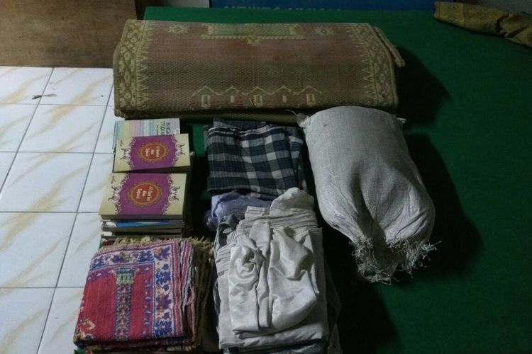 Sajadah, Al-Quran dan barang lain yang diamankan sebelum insiden kebakaran tenda warga penolak pabrik semen Rembang, Sabtu (11/2/2017). Foto dok. Warga Rembang