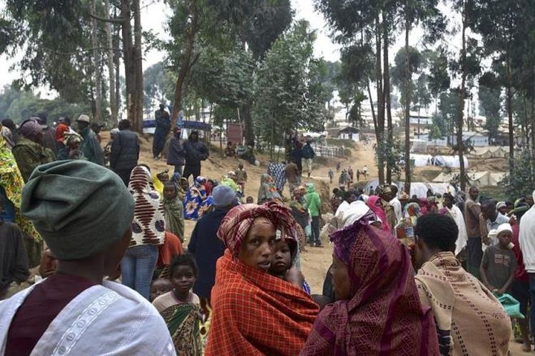 Pengungsi asal Kongo menunggu pemberian bantuan pangan di salah satu pos penampungan di Rwanda.