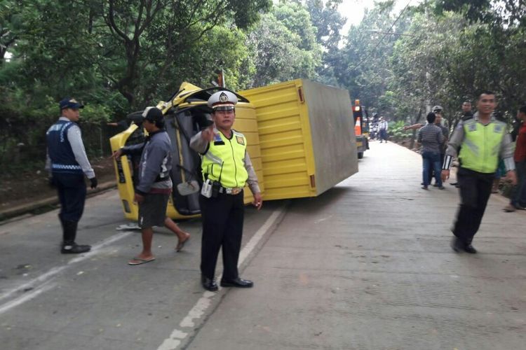 Kecelakaan antara mobil sedan dan mobil boks terjadi di Jalan Pajajaran, Pamulang, Tangsel, Jumat (23/2/2018).