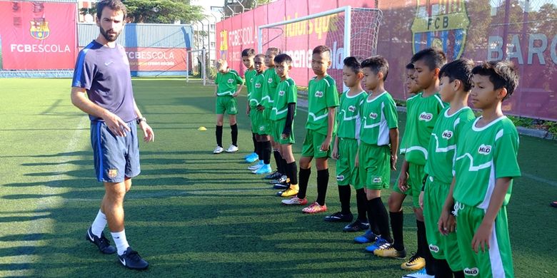 Selain mendapatkan pelatihan sepak bola di lapangan, para peserta juga mendapatkan informasi mengenai sejarah FC Barcelona dari pelatih FCBEscola pada sesi Classroom Training.