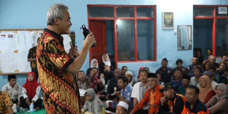 Ganjar pamer gembes (kemasan minum pribadi) dihadapan masyarakat