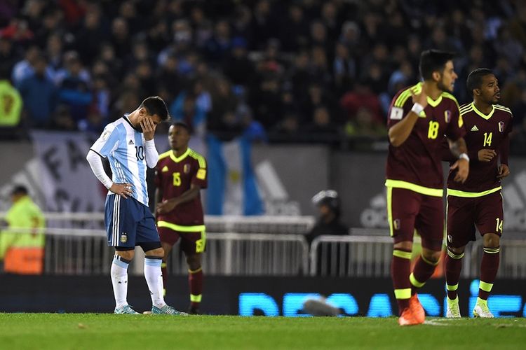 Ekspresi penyerang timnas Argentina, Lionel Messi (kiri), setelah pemain Venezuela John Murillo mencetak gol ke gawang Argentina dalam pertandingan kualifikasi Piala Dunia 2018 zona Amerika Selatan, 5 September 2017.
