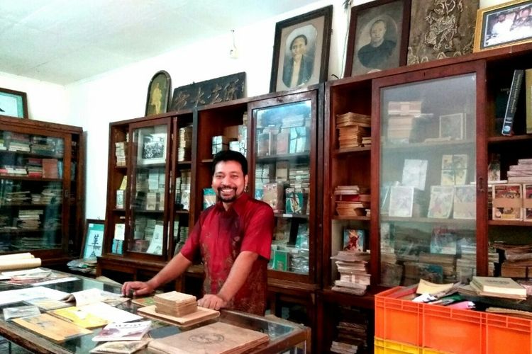 Azmi Abubakar (46) di Museum Pustaka Peranakan Tionghoa yang diririkannya tahun 2011.