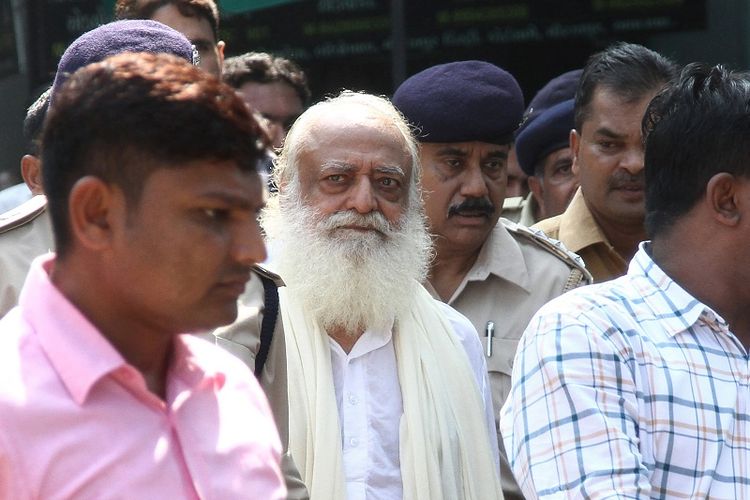 Asaram Bapu (77) terbukti memperkosa murid perempuannya yang baru berusia 16 tahun.