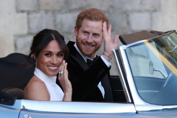 Pangeran Harry dan Meghan Markle meninggalkan Istana Windsor, Sabtu (19/5/2018), untuk menghadiri resepsi malam di Frogmore House. (AFP/Steve Parson)
