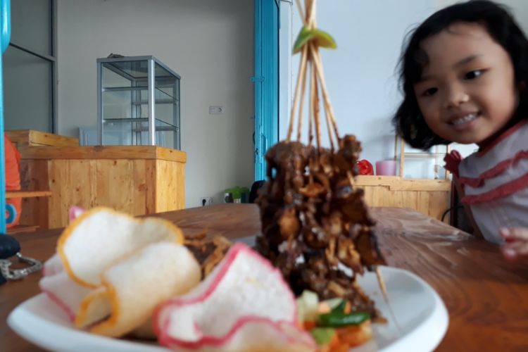  Sate gurita di Dangau Datuk, gerai Kedai Pesonk, Bengkulu, Minggu (24/6/2018). Foto: KOMPAS.com/FIRMANSYAH