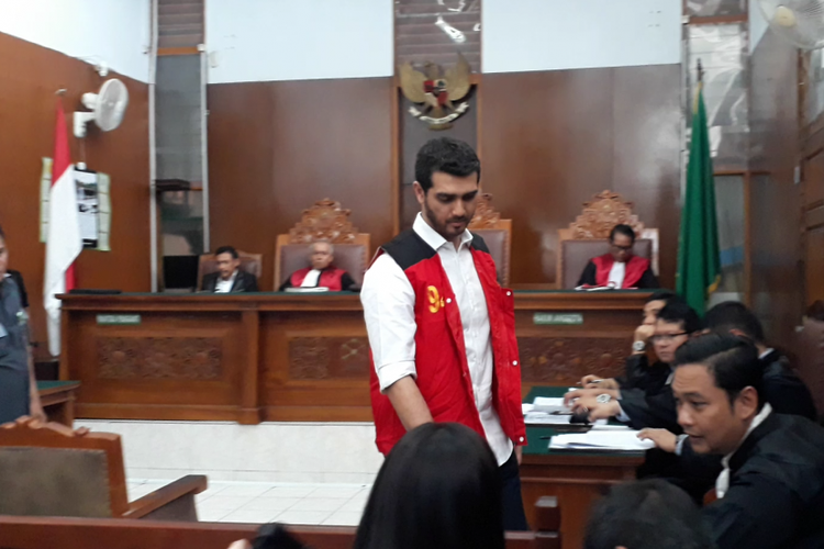 Artis peran Fachri Albar menjalani sidang perdana kasus dugaan penyalahgunaan narkotika di Pengadilan Negeri Jakarta Selatan, Selasa (15/5/2018).